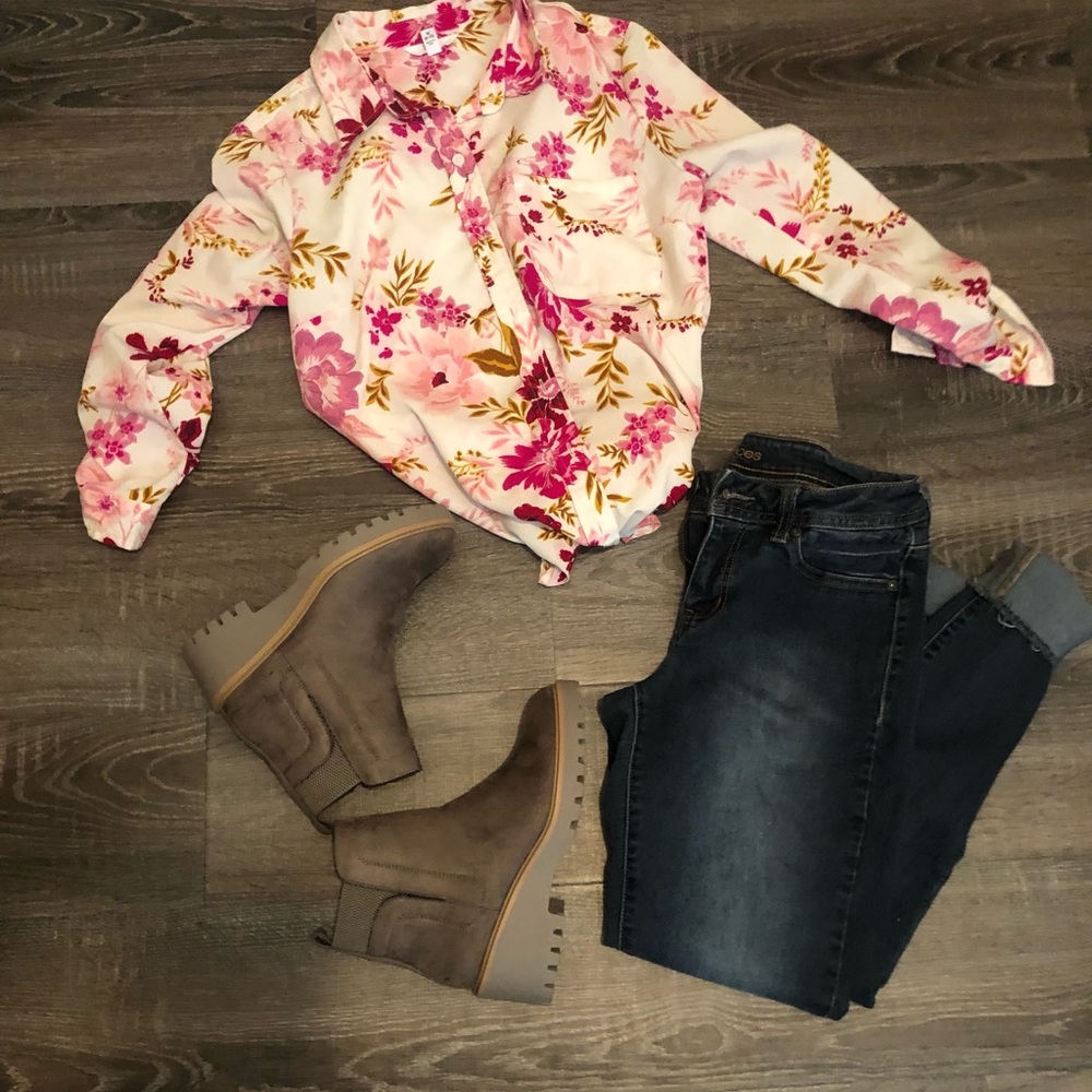 $10 Beautiful Floral Button up Blouse